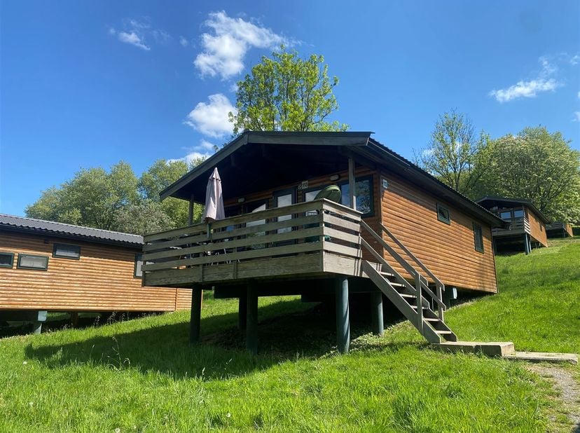 MCA Immobilier vous propose ce chalet numéro 113 situé dans le parc de vacances Vallée les Etoiles. Ce chalet est prévu pour accueillir 4 personnes. I