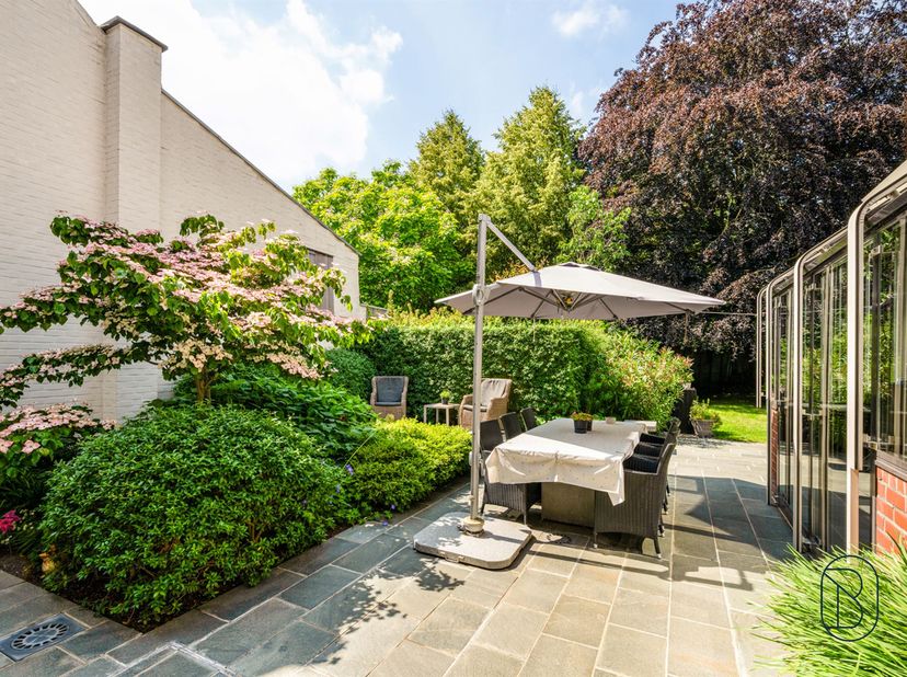 Te koop: ruime, instapklare en karaktervolle gezinswoning met 4 slaapkamers en zonnige tuin en loods!<br />
<br />
Statige woning met behoud van aut