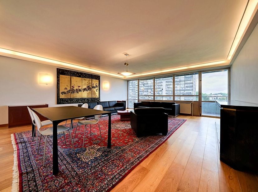 Easyhome biedt u dit prachtige appartement met 3 slaapkamers en een bureau aan, ideaal gelegen op de 5e verdieping van het gebouw aan de Louis Mettewi