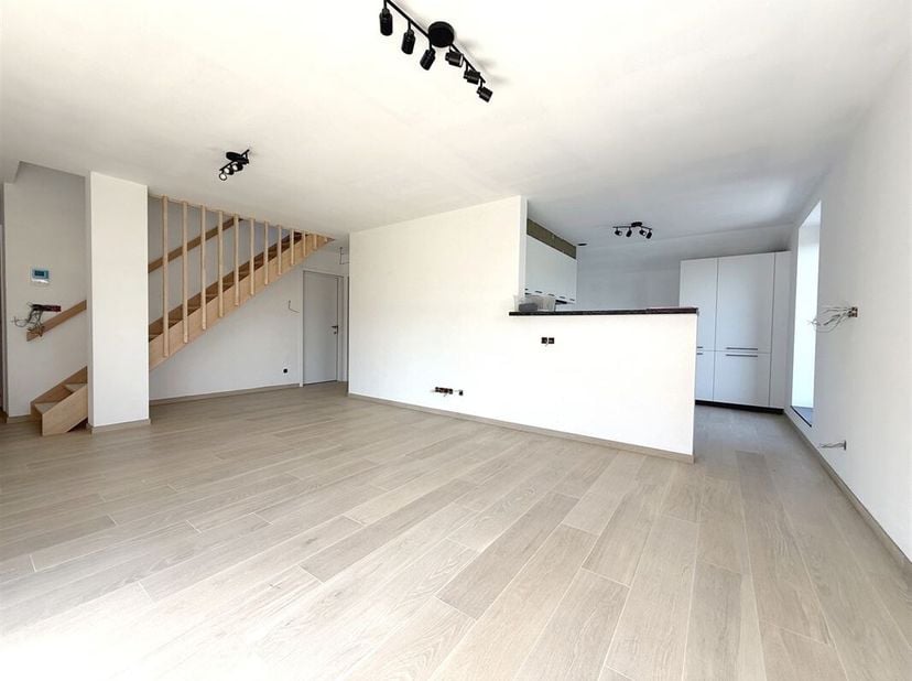 Magnifique appartement neuf de +/- 116 m² avec terrasse et jardin situé au coeur du village dHavinnes à 5 minutes du centre de Tournai.<br />
Ce bien