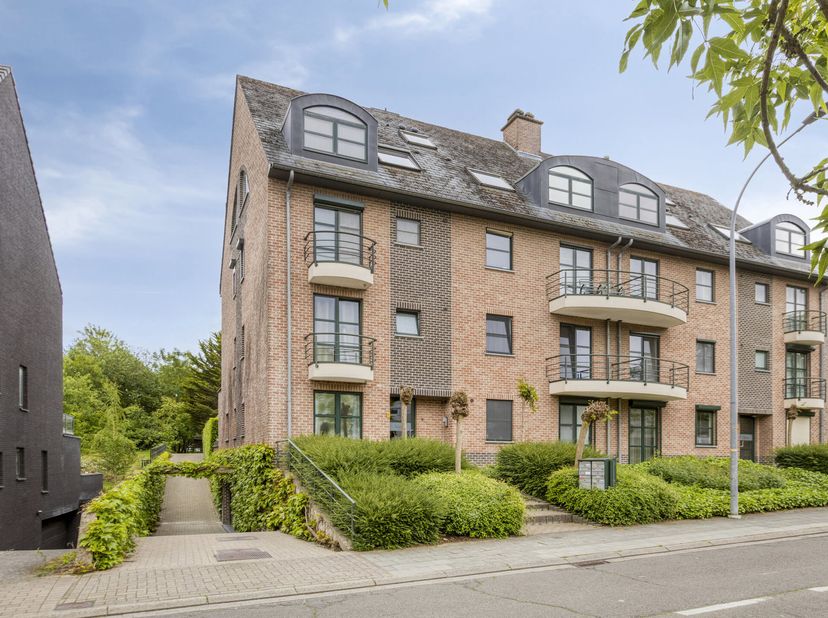 Dit ruime triplex appartement is uitstekend gelegen nabij UZ Leuven Gasthuisberg en het centrum van Leuven, met een vlotte verbinding naar de autostra