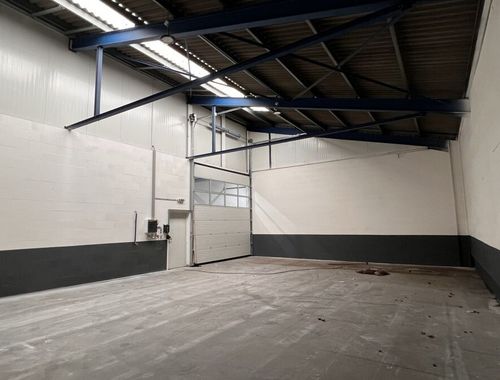                                         Bâtiment d’entreprise à louer à Brustem, € 2.625
