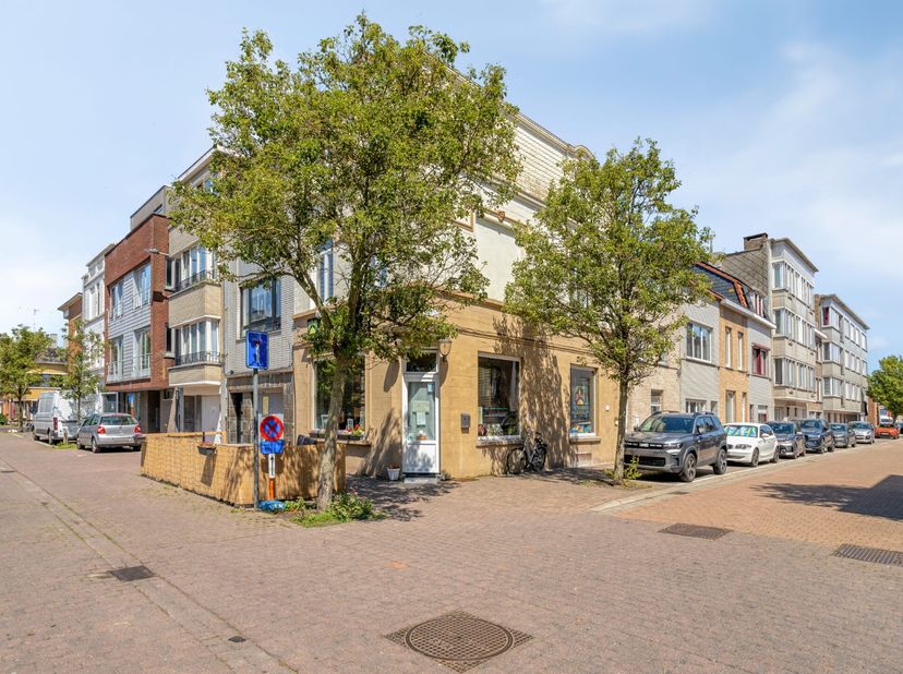 Wonen en werken in hartje stad, wat een ideale combinatie. Het gebouw is gelegen aan een heringericht plein, tussen de 2 drukste straten, op 1300 mete