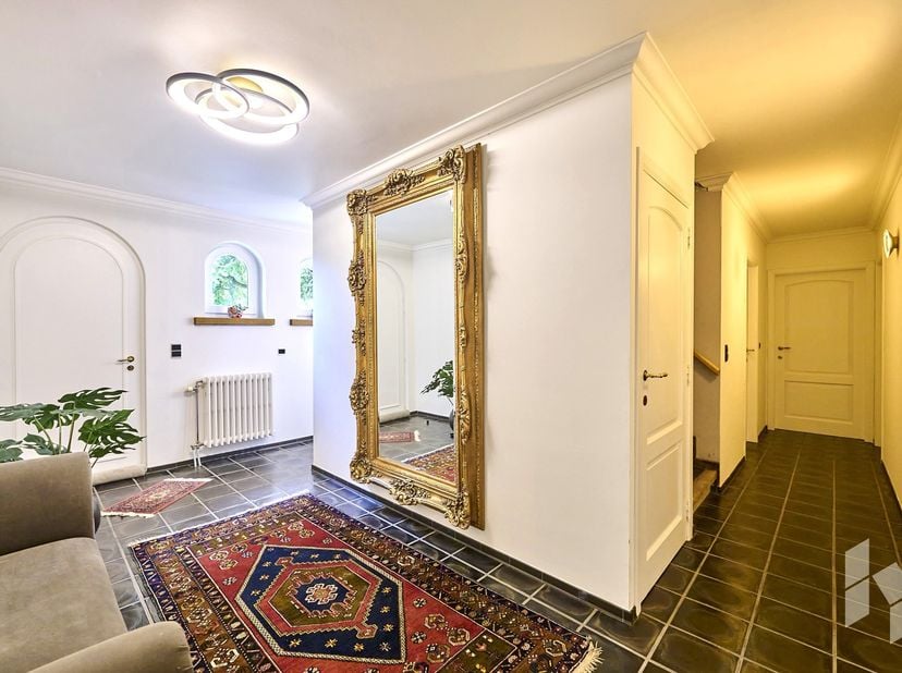 Karaktervolle woning met 4 tot 5 slaapkamers en een zwembad op een ruim perceel van 1586 m².<br />
Deze prachtige royale woning is gunstig gelegen nab