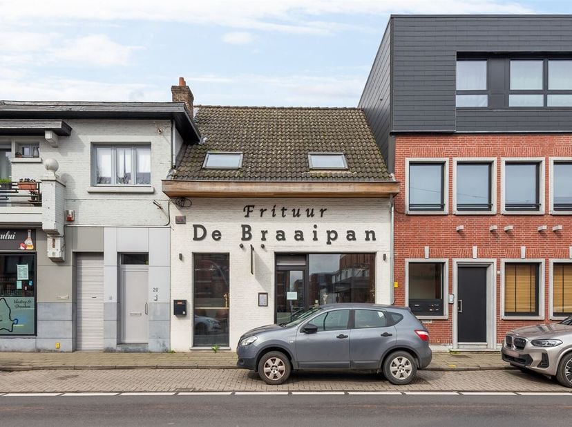 Local commercial situé dans le centre d'Oostmalle.<br />
Entièrement équipé pour l'exploitation d'une friterie.<br />
Cet équipement n'est pas compris