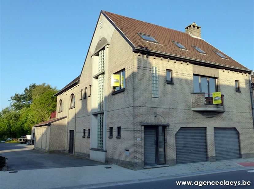 Zeer ruim en smaakvol gerenoveerd huis met grote loods te koop in Vlissegem. Het huis bevat een zeer ruime en lichtrijke woonkamer met aansluiting op