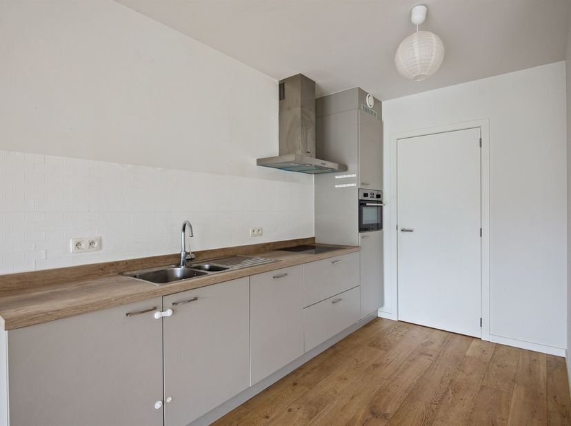 In de rustige Gelaagstraat te Steendorp bevindt zich dit recente gelijkvloerse appartement, gelegen in een aangename woonomgeving met vlotte verbindin