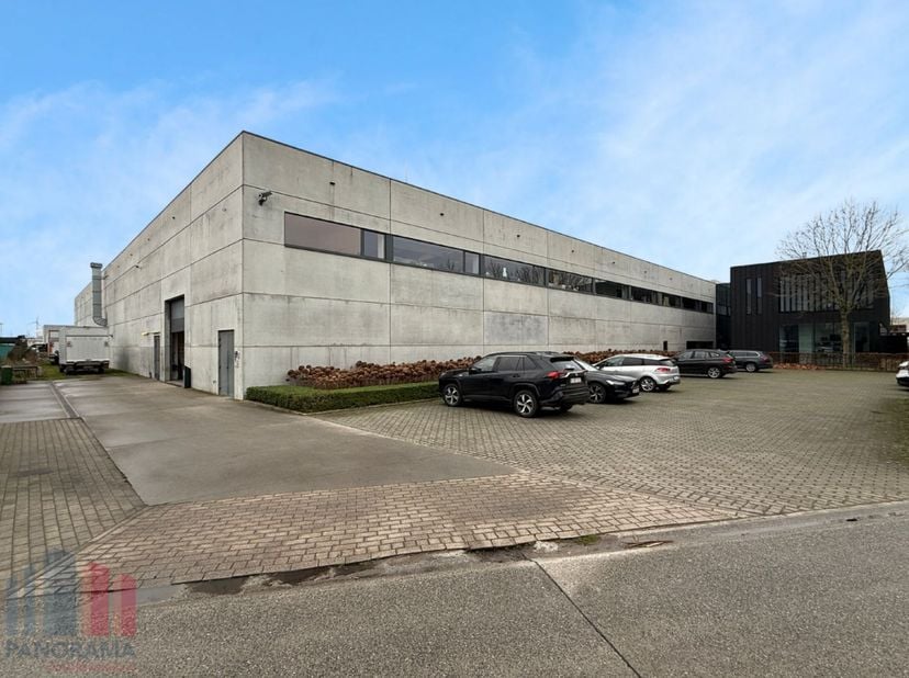 Strategisch gelegen bedrijfsgebouw bestaande uit een magazijnruimte van 1.686 m² met 288 m² kantoor te huur op amper 900 m van de R4. De site geniet v