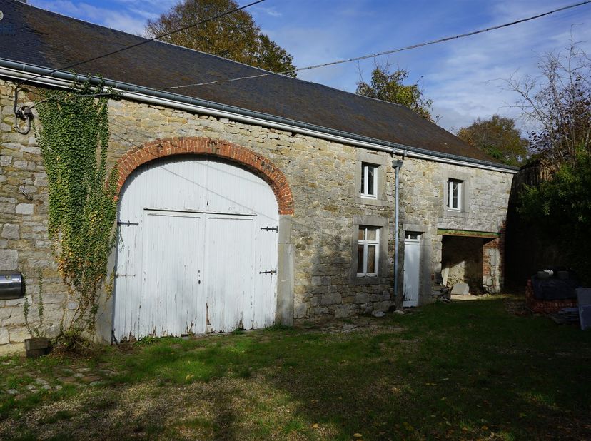 Te koop: Mooi deel van een lokale stenen boerderij gelegen in het pittoreske dorpje Wéris, dat wordt beschouwd als een van de mooiste in Wallonië.<br
