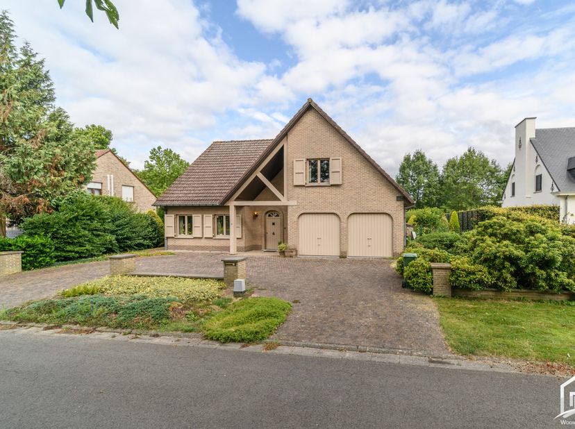 BEZOEKDAG OP ZATERDAG 8 AUGUSTUS VAN 10U30 TOT 13U&amp;nbsp; -&amp;nbsp; NA AFSPRAAK!&amp;nbsp; Deze zeer ruime en stijlvolle villa is gelegen in een residentiële