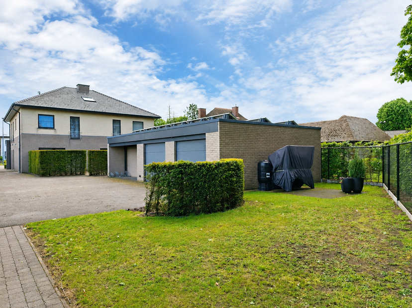 VEELZIJDIG OPBRENGSTEIGENDOM TE GRUITRODE: HANDEL OF VRIJE BEROEPEN MET 2 APPARTEMENTEN OP 924 m²<br />
<br />
LOCATIE: Oudsbergerweg 88, 3670 Gruitro
