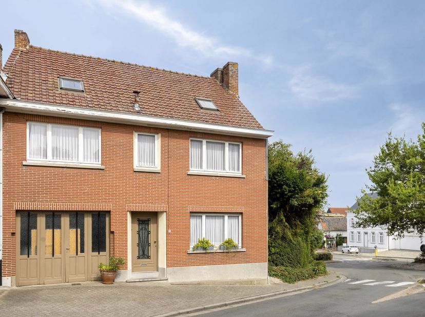 Bent u op zoek naar een ruime woning met een gezellige tuin, een charmante dorpsligging én de mogelijkheid om alles volledig naar eigen smaak te renov