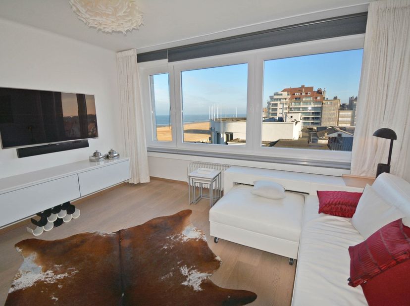 Luxueus ingerichte studio op een 5e verdieping vlak naast het Casino van Knokke met uitstekend zeezicht.  De studio is volledig gerenoveerd in 2020 en