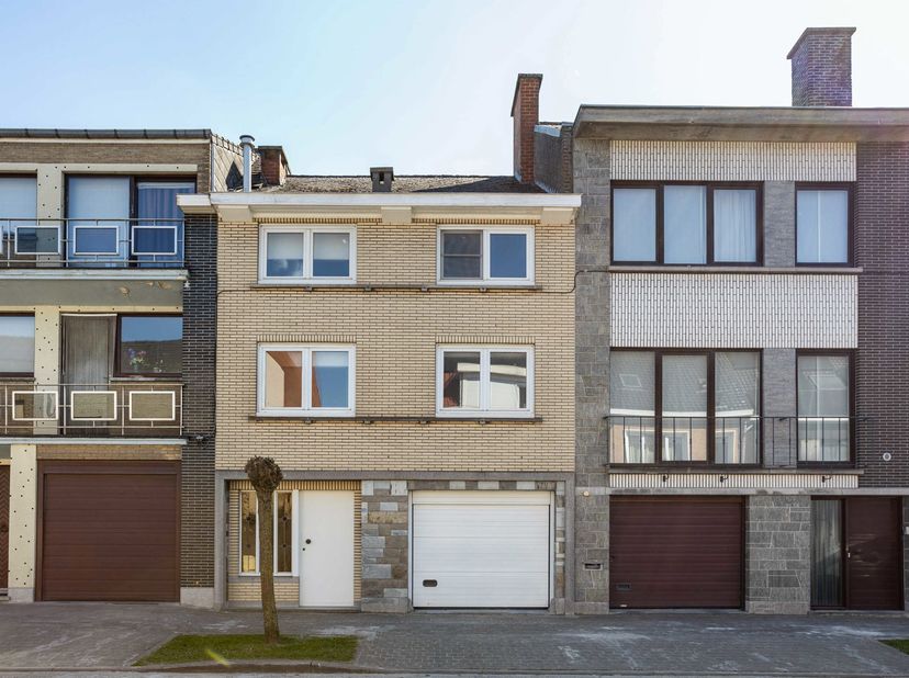Deze bel-étage woning gelegen in de Constantin Meunierstraat te Ronse bevindt zich op een rustige en vlot bereikbare locatie nabij het station, stadsc