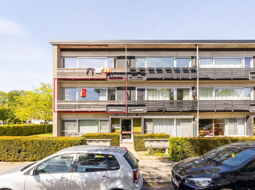 APPARTEMENT MET GARAGE<br />
<br />
Op zoek naar een appartement die u volledig naar eigen smaak kunt inrichten? Dit te renoveren appartement met 3 sl