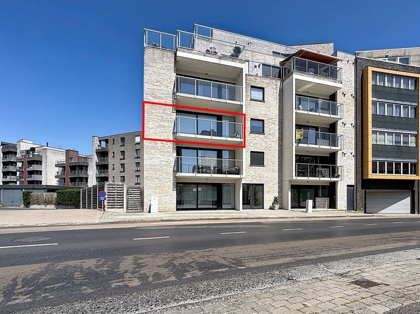 Zeer goed onderhouden appartement met garage nabij centrum Ieper<br />
<br />
Het appartement bevindt zich op de tweede verdieping van deze kleinsch