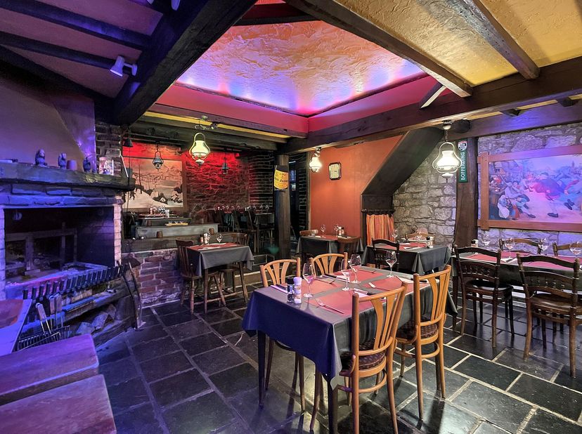 REZ DE CHAUSSEE de ± 98m² :<br />
- Salle de restaurant de ± 60m² sur carrelage avec évier, bar, chaises, tables et espace grill (feu ouvert),<br />
-