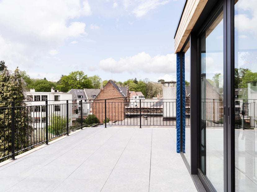 Gelegen vlakbij het Zoniënwoud en de ISB, ontdek dit penthouse van 202m2 (volgens PEB) volledig gerenoveerd in 2023, met 4 kamers en een panoramisch t