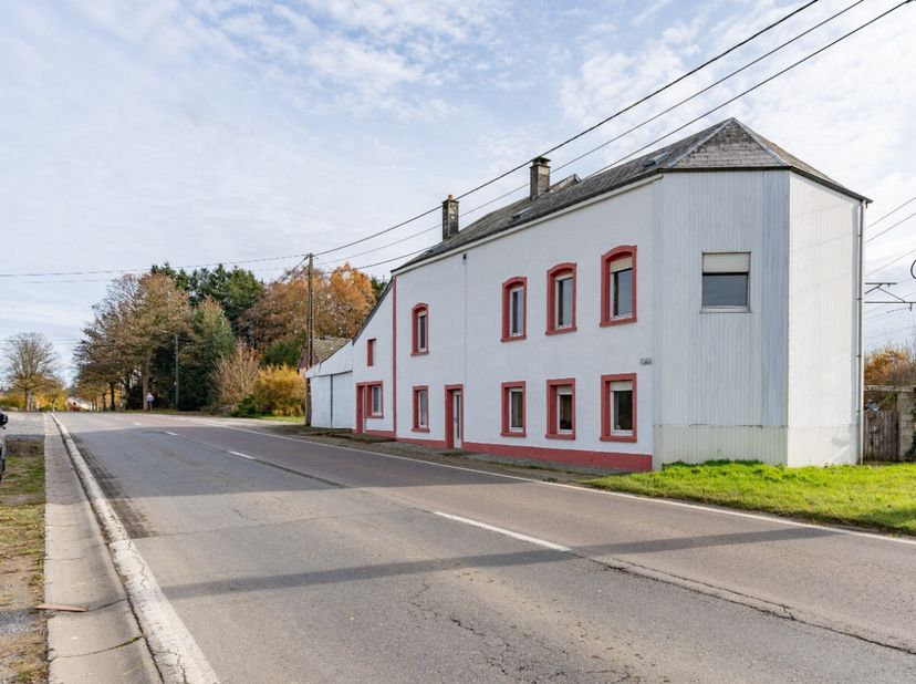 ERA B-LUX vous propose cette maison à rénover, idéalement située à proximité immédiate de Florenville, des commerces et des grands axes. Implanté dans