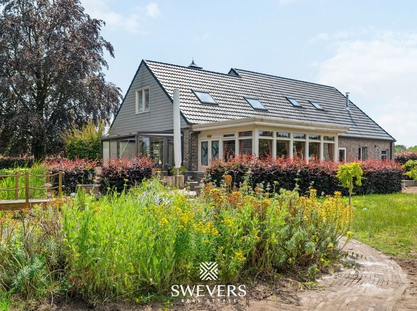 Voor meer info en fotos, surf naar www.swevers.be  Op een uitzonderlijk rustig perceel van 6.661 m² in Leopoldsburg ligt deze grotendeels gerenoveerde
