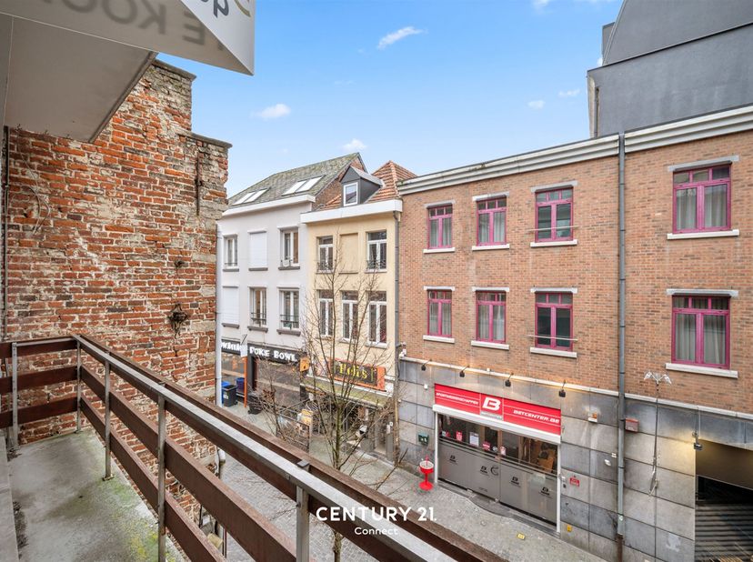 In dé Tiensestraat te Leuven, de absoloute Stadskern, bieden wij u deze uiterst ruime studio met balkon aan. De unit zelf is gelegen op de tweede verd