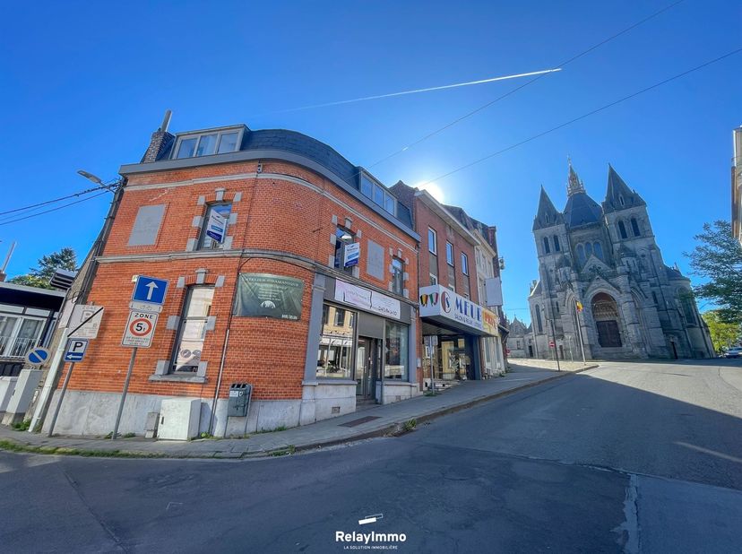 Immeuble mixte idéalement situé à proximité immédiate de la Basilique de Bon-Secours et de la frontière française, dans un quartier en pleine redynami