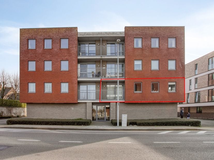 In de Esenweg, vlakbij het centrum van Diksmuide en op korte afstand van verschillende winkels (Lidl, Aldi, Colruyt, Kruidvat, Action…), bevindt zich