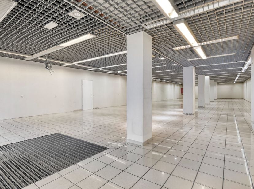 Dit handelspand met een oppervlakte van ca. 376 m² is gelegen in de Statiestraat in het hartje van Mol. Het pand beschikt over 2 grote vitrines waardo