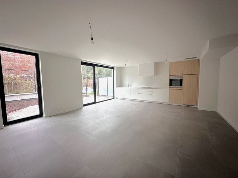 Nieuwbouw appartement met 2 slaapkamers en tuin<br />
Ligging: Dit moderne nieuwbouw appartement heeft een vlotte verbinding en goede bereikbaarheid v