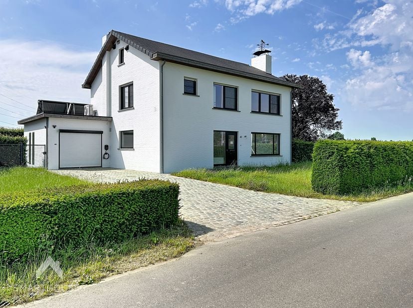 Energiezuinige villa op 17821m² in een rustige en landelijke omgeving bestaande uit een inkomhal met ingemaakte kast, ruime en lichtrijke leefruimte m