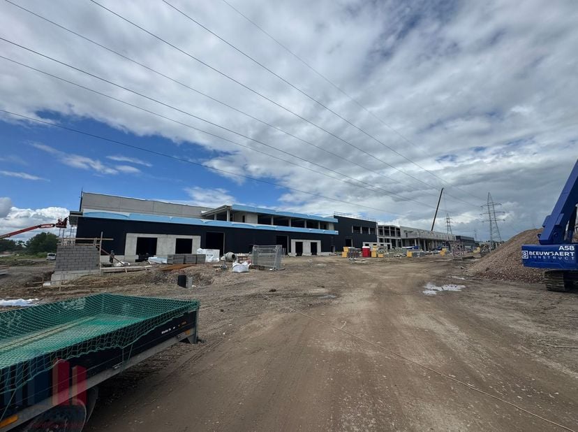 Opslagruimte met een totale oppervlakte van 5.574 m² en een mezzanine van 1.109&amp;nbsp;m²&amp;nbsp; gelegen langsheen de gekende Woluwelaan te Vilvoorde/Mac
