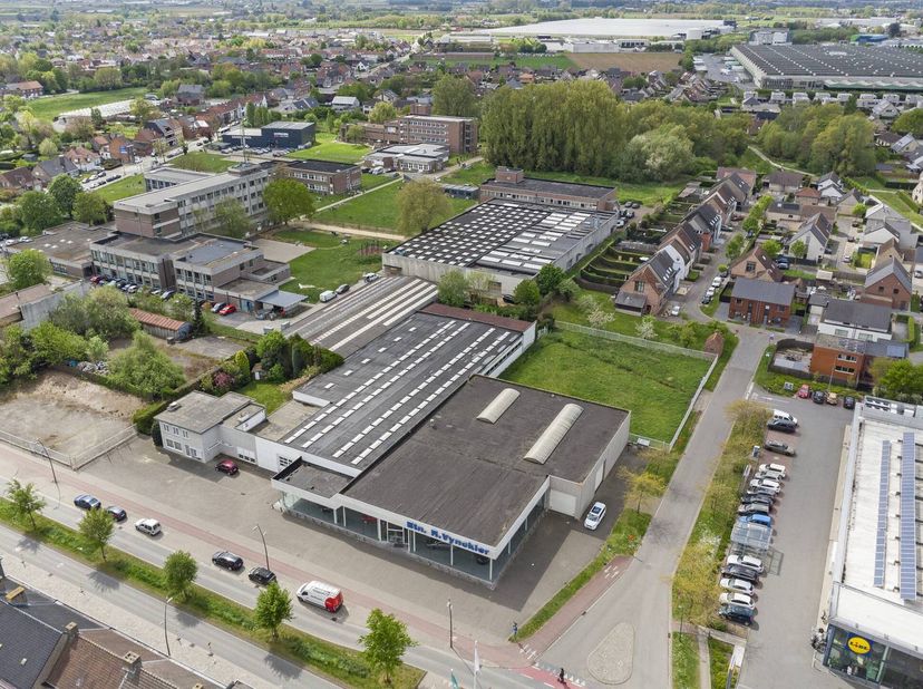 Bedrijfsgebouw bestaande uit toonzaal met loodsen op ca. 9.526m² op hoekligging langs de Westlaan in Roeselare.<br />
<br />
> Toonzaal:<br />
- Opper