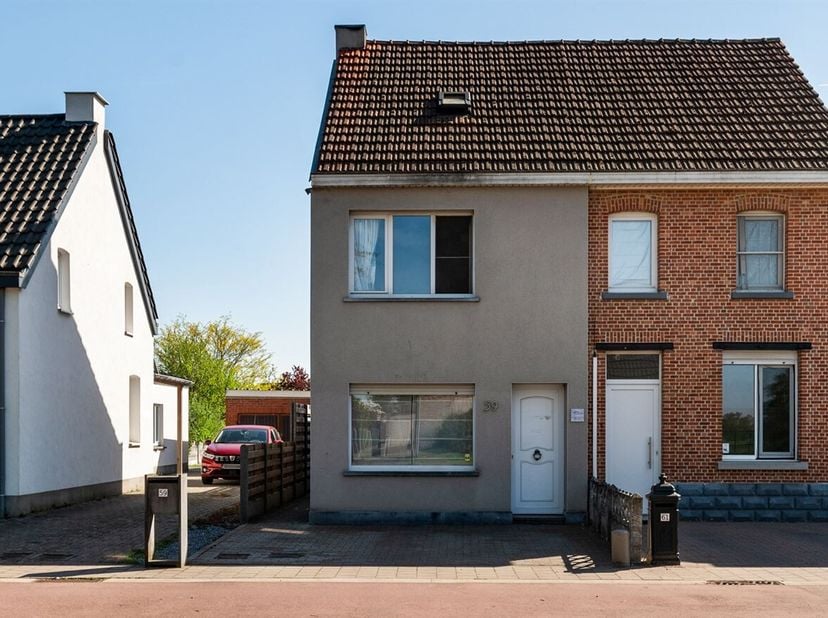 Half open bebouwing met 3 slaapkamer en zonnige tuin.<br />
We betreden de woonkamer. Deze geniet van een houtkachel en is ruim genoeg om eetplaats en