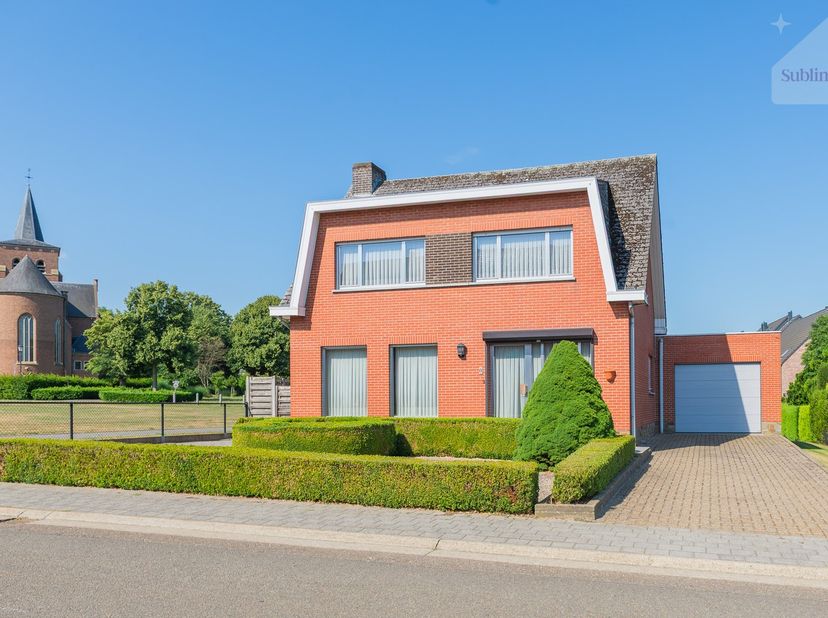 Bent u op zoek naar een gezinswoning met veel ruimte en een centrale ligging? Dan is deze charmante woning in Meerhout precies wat u zoekt.<br />
<br
