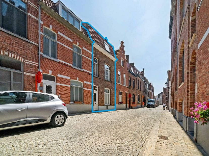 BRUGES - PRIX DE DÉPART - Recommandation absolue : Maison de ville brugeoise avec notamment 4 chambres et TERRASSE. Superficie totale de 150m². Propri