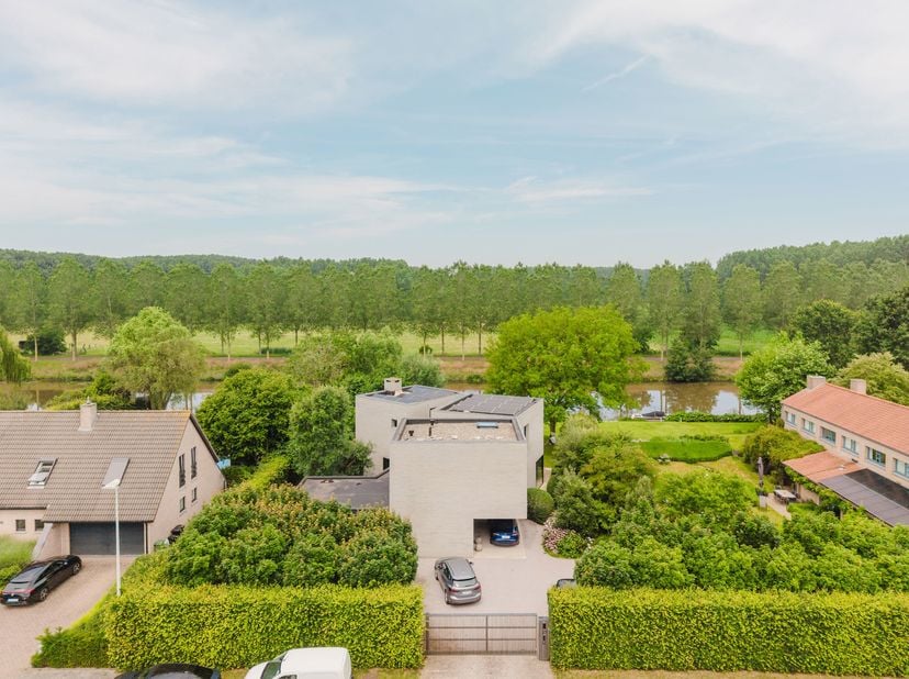 Ligging<br />
Deze uitzonderlijke villa bevindt zich op een prachtige locatie in Astene, waar rust, natuur en architectuur perfect samenkomen. De woni