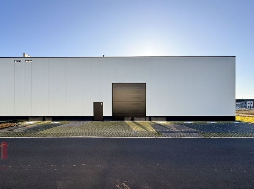 Opslag-/atelierruimte met een totale oppervlakte van 1.000 m²&amp;nbsp;met&amp;nbsp;mezzanine van 200 m².<br />
Uitstekend gelegen aan de Brechtsebaan in Scho