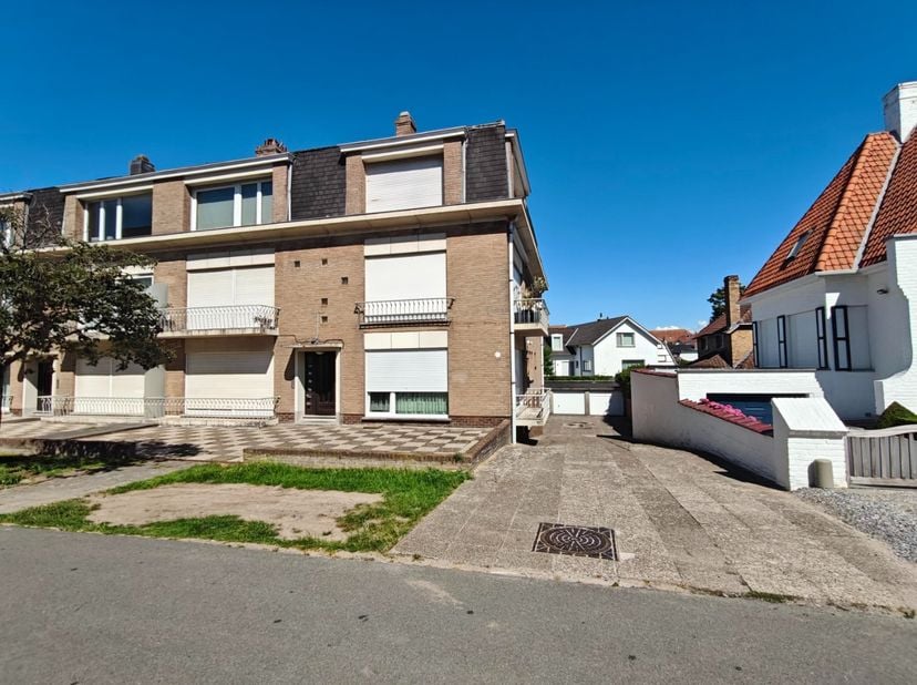 Box de garage fermé à louer dans la résidence Argenteuil. Situé Bauwenslaan 20-22 à Coxyde, tout près du centre commercial.<br />
<br />
Le garage est