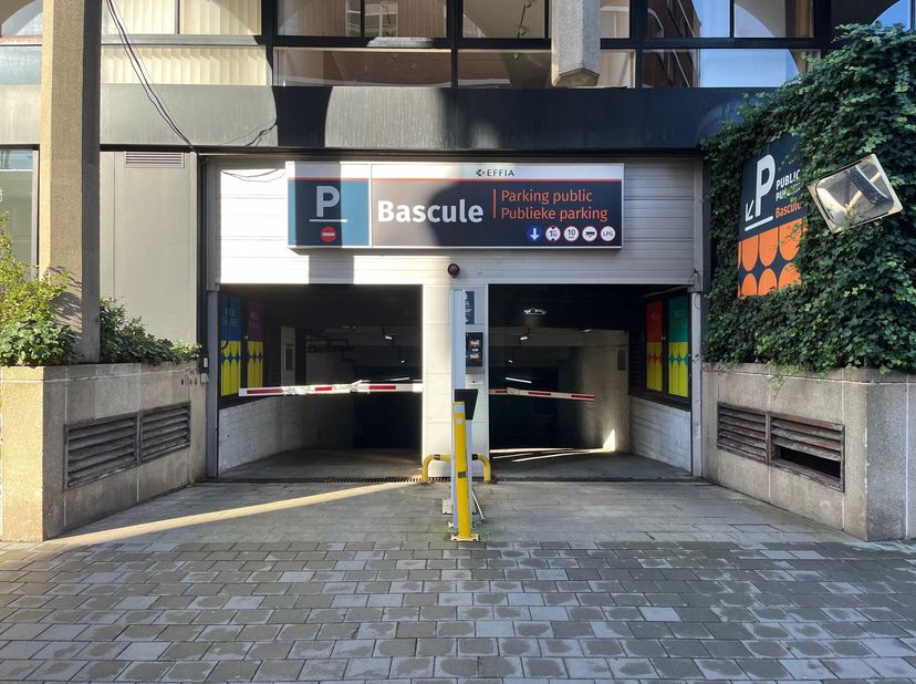 IXELLES, op een steenworp afstand van La Bascule, parkeerplaats in een ondergrondse parkeergarage, dicht bij alle voorzieningen. Gelegen op de tweede