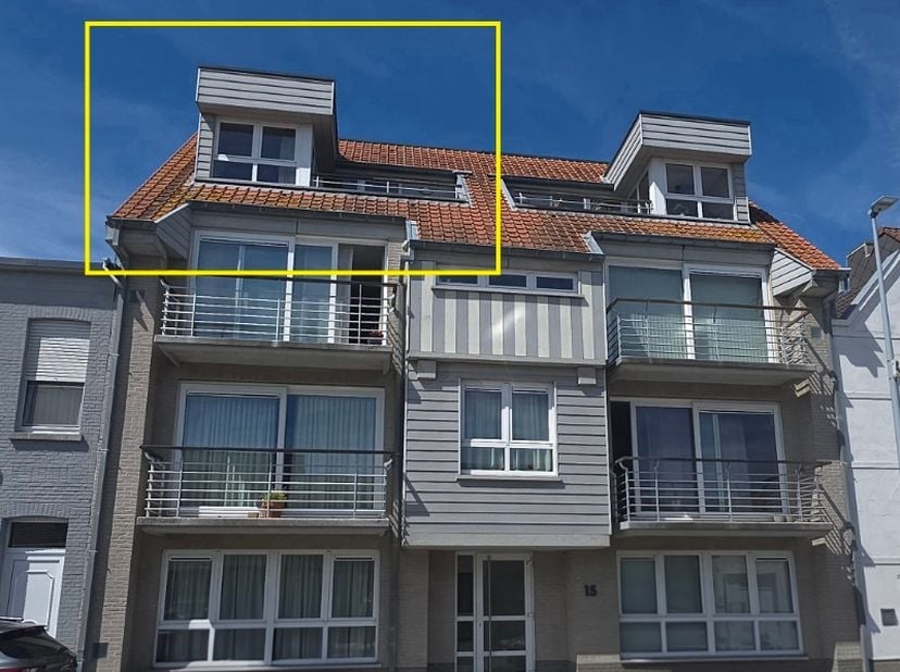Dit gezellige dakappartement verrast met een praktische indeling,veel natuurlijk licht en een warme, huiselijke sfeer.<br />
<br />
Bij binnenkomst vo