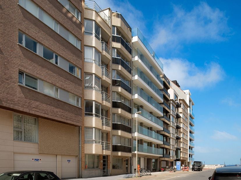 Instapklaar appartement met zijdelings zeezicht, op een topligging nabij het strand, het Rubensplein en La Réserve. Indeling: inkomhal met vestiaire e