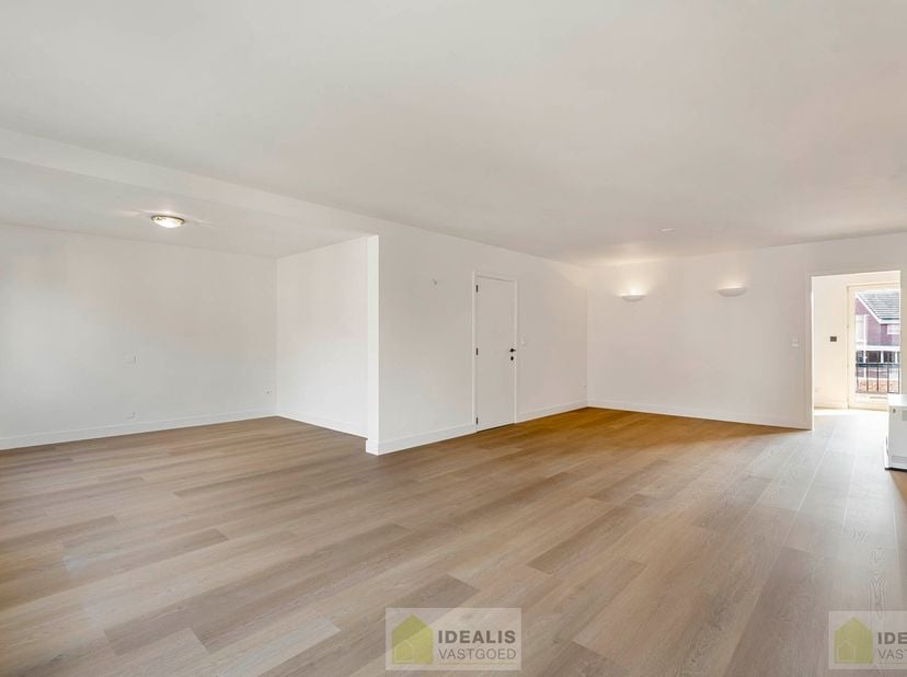 PRACHTIG GERENOVEERD DUPLEXAPPARTEMENT IN HARTJE HAMONT! Dit uiterst ruime appartement van het bouwjaar 1997 omvat maar liefst 176m² netto bewoonbare