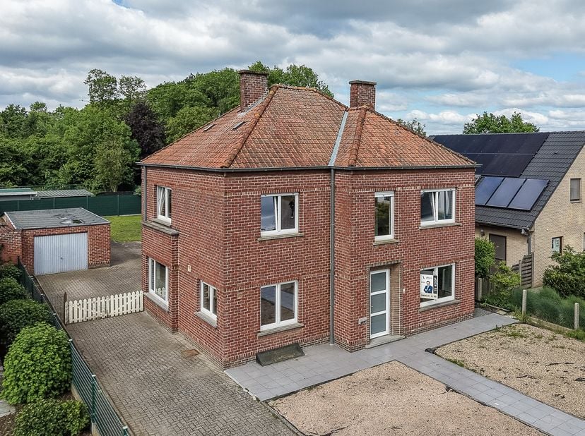 Deze open bebouwing in Aalter biedt het perfecte evenwicht tussen gezellige nestwarmte en comfort. Achter de degelijke gevel schuilt een eigendom die