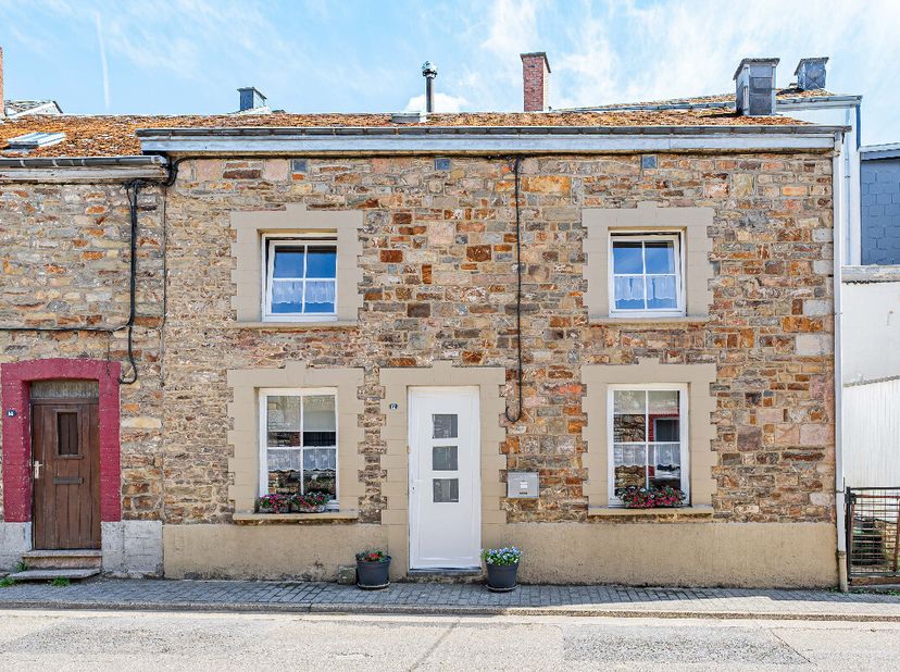 Lagence ERA B-LUX vous propose cette maison 2 façades idéalement située à proximité immédiate du centre de Saint-Hubert, des commerces et avec un accè