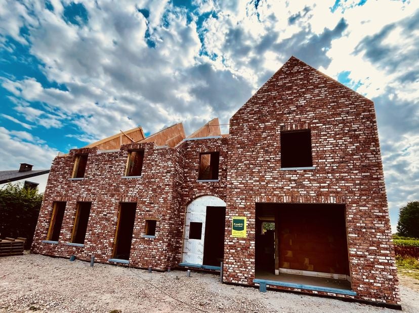 WONING 1 - REEDS VERKOCHT!! <br />
WONING 2 - NOG TE KOOP!<br />
 <br />
De twee woningen liggen op een uitstekende locatie met een zuid-west tuinorië