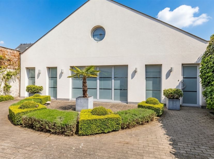 Welkom in de Jozef Buyssestraat te Wetteren, waar wonen en werken perfect gecombineerd kunnen worden. Deze veelzijdige eigendom biedt aan de straatzij