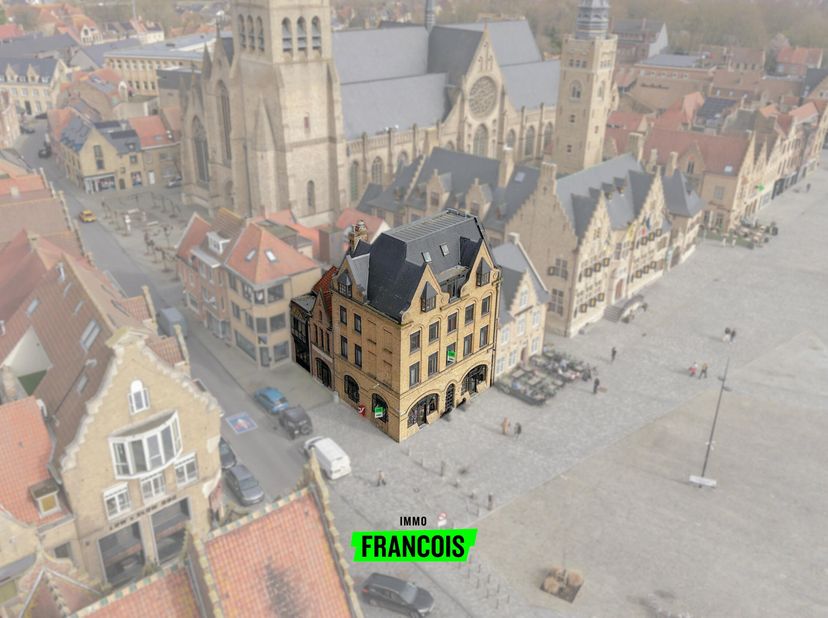 À un emplacement absolument privilégié, directement sur la Grande Place de Dixmude, se trouve ce remarquable immeuble dangle historique. Ce bâtiment d