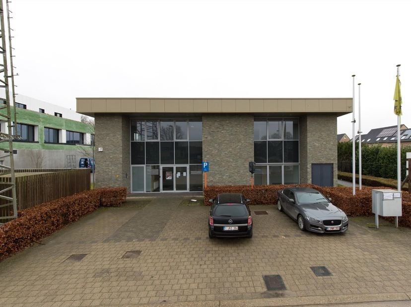 TE KOOP: recent vrijstaand kantoorgebouw met totale oppervlakte van 1600 m² + ruime kelder ca 350 m² en goederen lift.<br />
Verdeeld over 2 niveau's