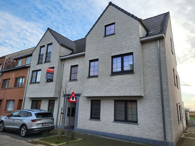 KWALITATIEF, LUMINEUS EN ENERGIEZUINIG APPARTEMENT MET 2 SLAAPKAMERS, RUIM TERRAS 15M² EN GARAGE.<br />
 1ste verdieping met lift - ligging in een kl