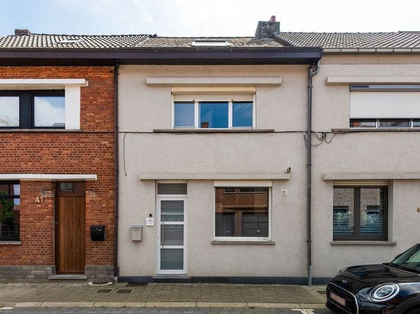 Instapklare woning met garage in het centrum van Ruisbroek<br />
Deze gesloten bebouwing is centraal gelegen in Ruisbroek, met alle voorzieningen binn